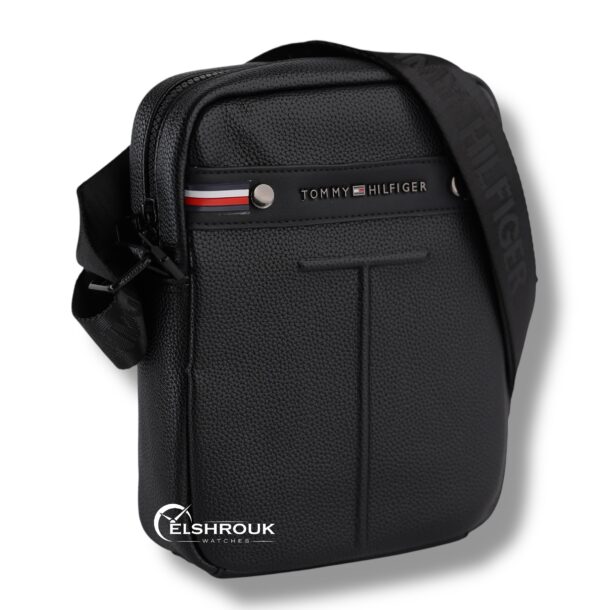 شنطه كروس تومي هيلفيغر بلون اسود
